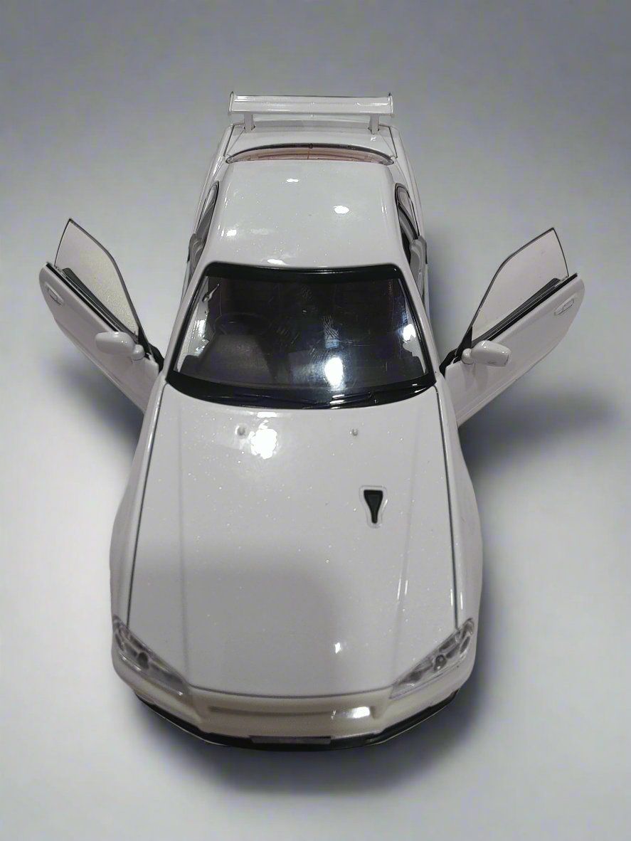 Nissan Skyline GT-R in White Model Toy Car Opening Doors 1:24 Scale