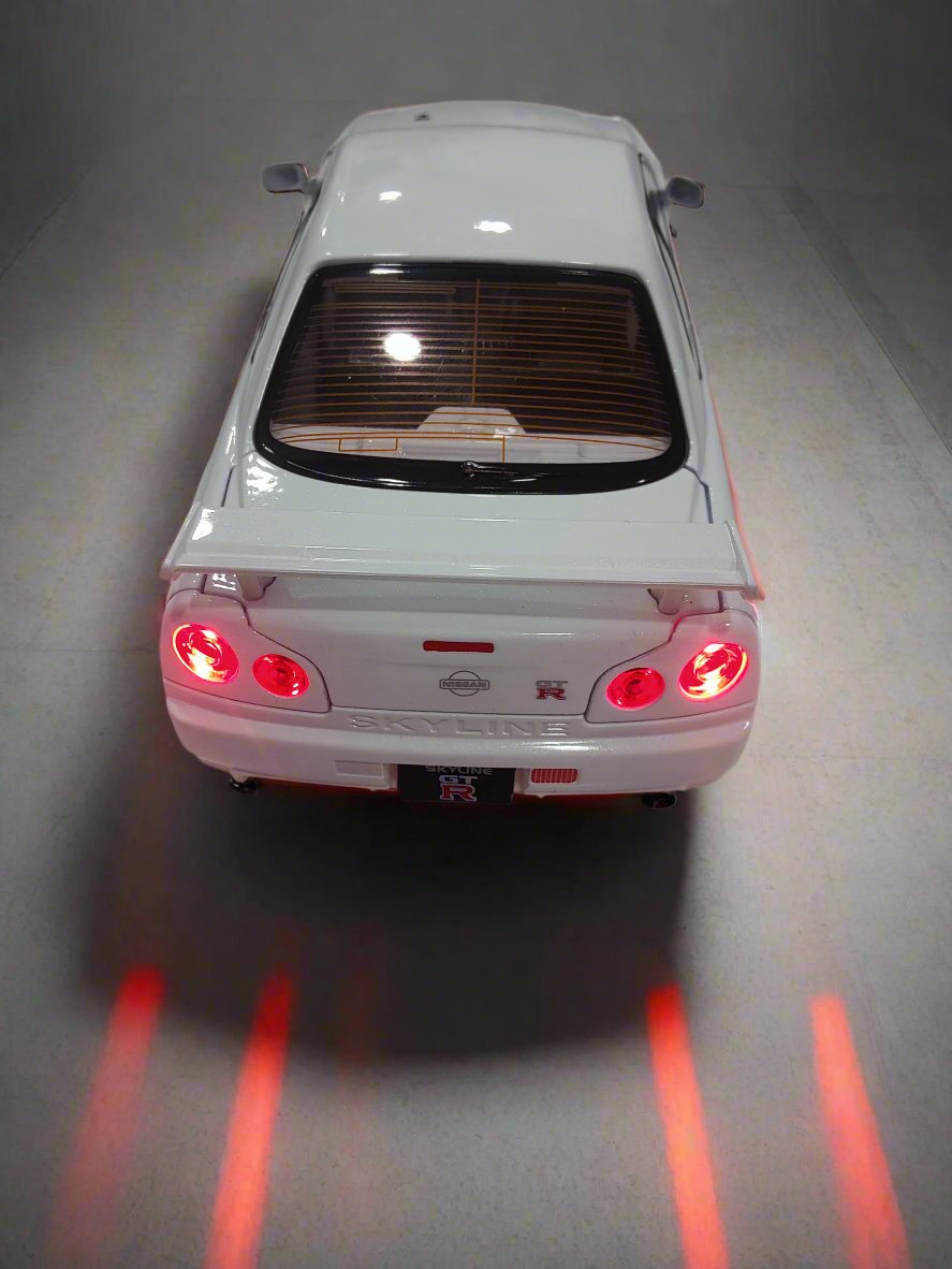 Nissan Skyline GT-R in White Model Toy Car Opening Doors 1:24 Scale