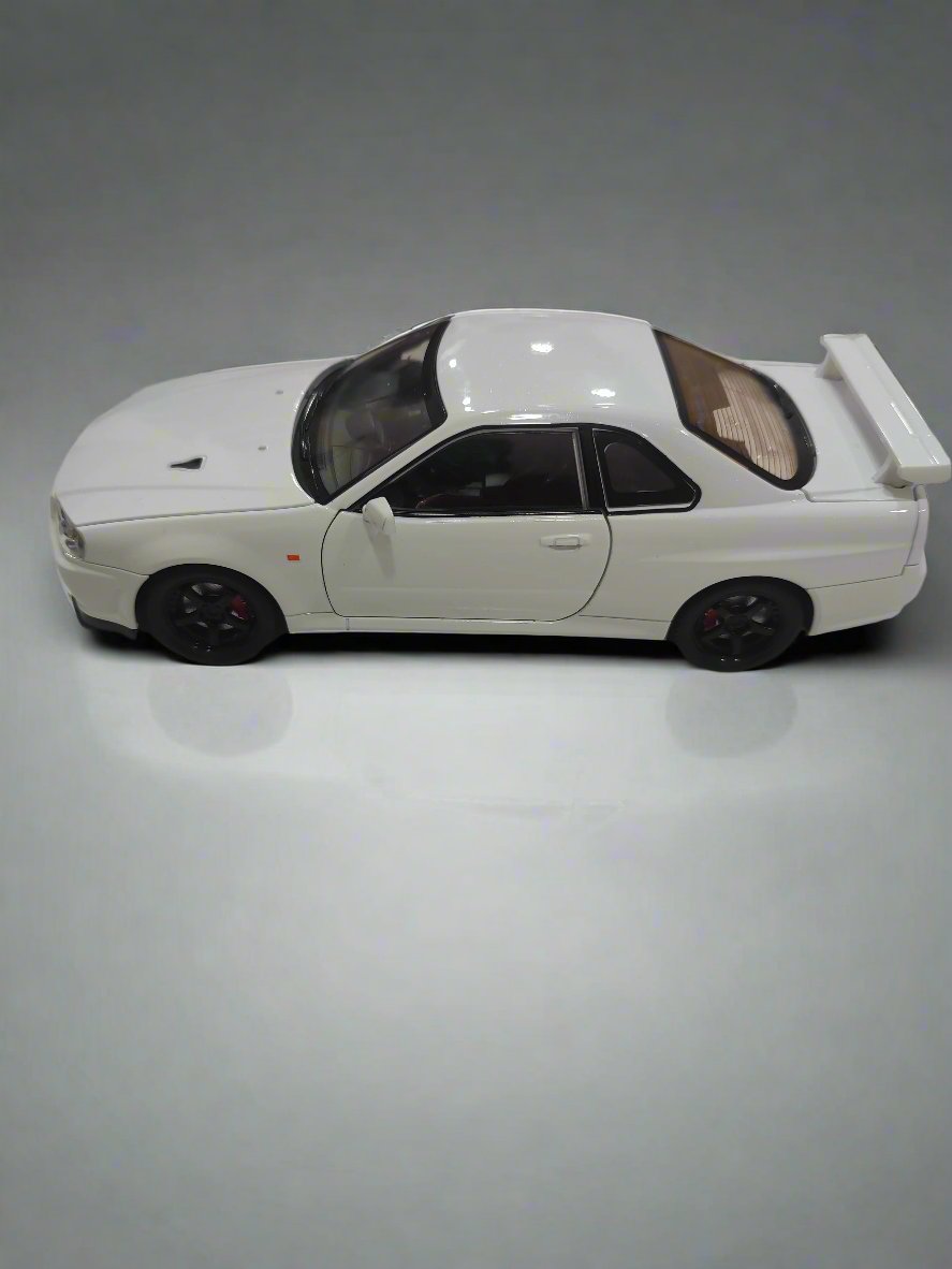Nissan Skyline GT-R in White Model Toy Car 1:24 Scale