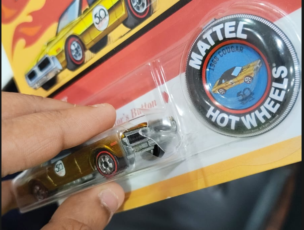 Hot Wheels Imported Premium - 1968 Cougar - Matching Collector's Button - 1/5 - Slight Blister Cracked